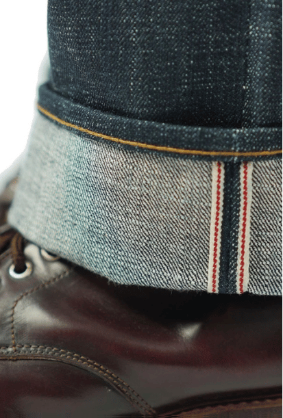 Cuffing denim dengan sepatu boot