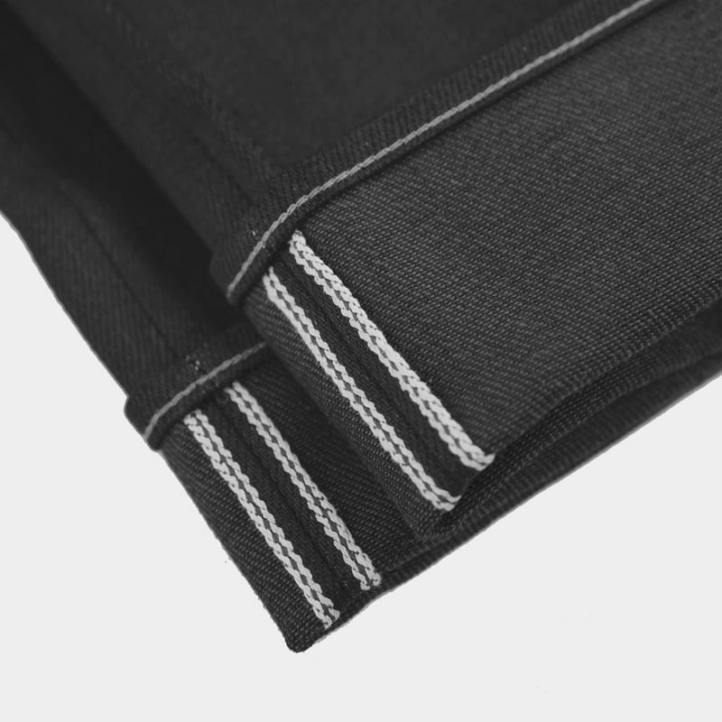 Detail jahitan hem denim hitam